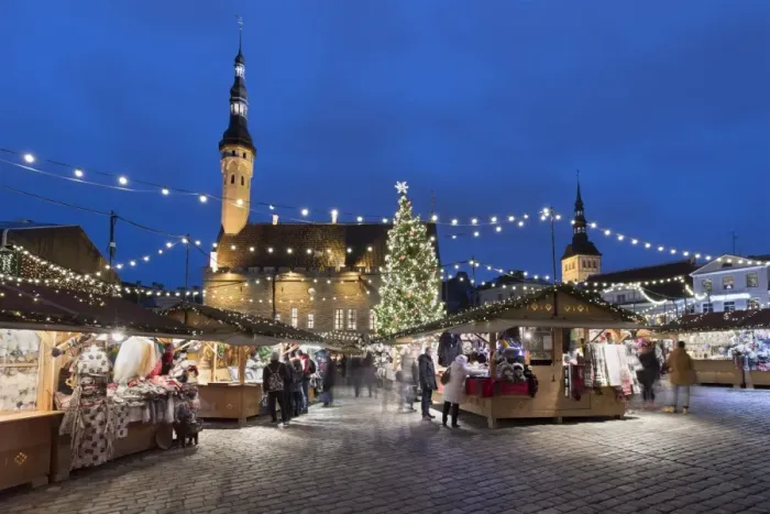 Framed Print : Christmas market in the Town Hall Square (Raekoja Plats) and Town Hall, Old Town Framed Print : Christmas market in the Town Hall Square (Raekoja Plats) and Town Hall, Old Town