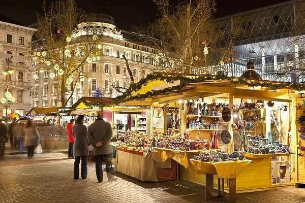 Christmas Market, Vorosmarty Square (Vorosmarty Ter), Budapest, Hungary, Europe