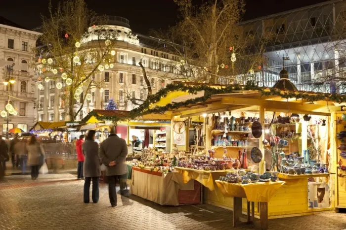 Framed Print : Christmas Market, Vorosmarty Square (Vorosmarty Ter), Budapest, Hungary, Europe Framed Print : Christmas Market, Vorosmarty Square (Vorosmarty Ter), Budapest, Hungary, Europe