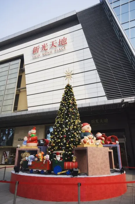 Framed Print : Christmas tree and decorations at Shin Kong Place department store, Central Business District business district Framed Print : Christmas tree and decorations at Shin Kong Place department store, Central Business District business district