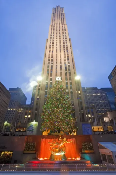 Framed Print : Christmas tree in front of the Rockefeller Centre building on Fifth Avenue Framed Print : Christmas tree in front of the Rockefeller Centre building on Fifth Avenue