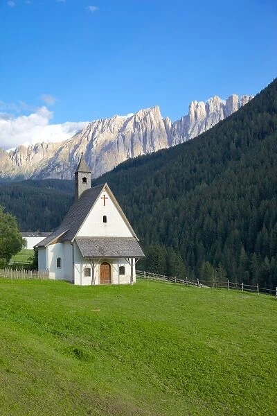 Church and Latemar Group mountains near Welschnofen, Bolzano Province, Trentino-Alto Adige  /  South Tyrol, Italian Dolomites, Italy, Europe