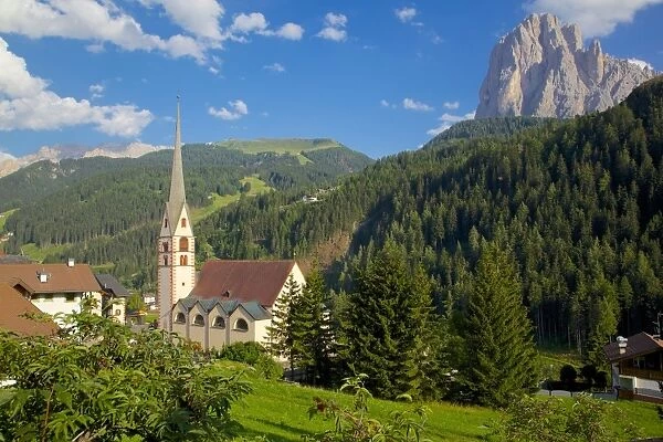 Church in St. Cristina overlooked by Sassolungo Mountain, Gardena Valley, Bolzano Province, Trentino-Alto Adige  /  South Tyrol, Italian Dolomites, Italy, Europe