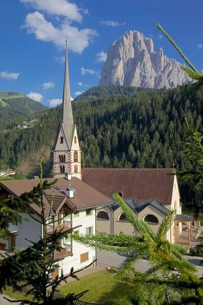 Church in St. Cristina overlooked by Sassolungo Mountain, Gardena Valley, Bolzano Province, Trentino-Alto Adige  /  South Tyrol, Italian Dolomites, Italy, Europe