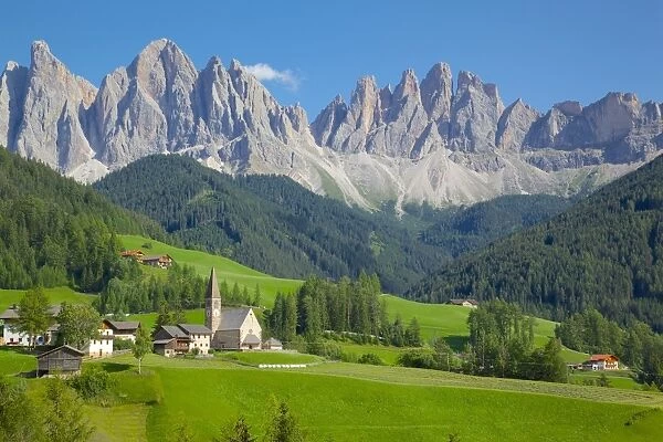 Church, Val di Funes, Bolzano Province, Trentino-Alto Adige  /  South Tyrol, Italian Dolomites, Italy, Europe
