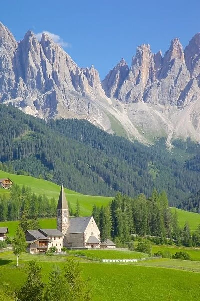 Church, Val di Funes, Bolzano Province, Trentino-Alto Adige  /  South Tyrol, Italian Dolomites, Italy, Europe