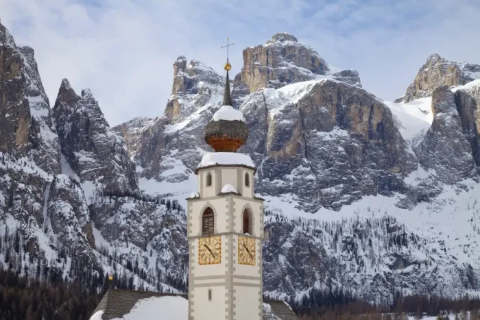 Framed Print : The church and village of Colfosco in Badia, 1645m, and Sella Massif range of mountains under winter snow, Dolomites, South Tirol, Trentino-Alto Adige