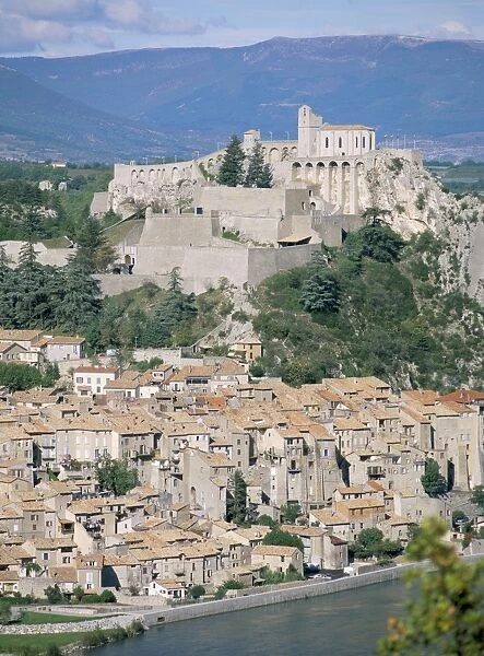 Citadel and town overlooking River Durance, Sisteron, Provence, France, Europe