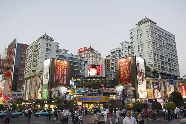City center shopping street, Kunming, Yunnan province, China, Asia
