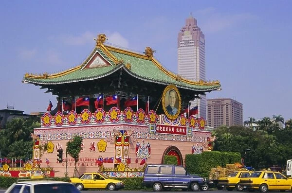 City gate on Chungshan Road