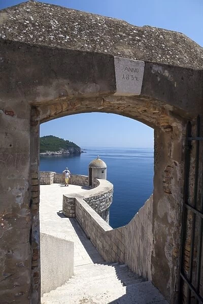 City walls and view over the sea, Old City, UNESCO World Heritage Site, Dubrovnik, Dalmatian Coast, Croatia, Europe