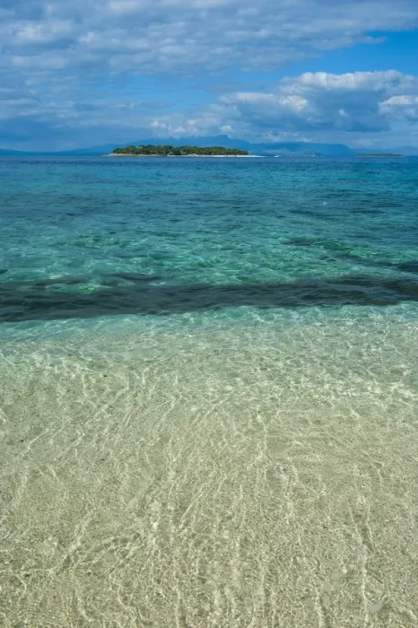 Framed Print : Clear waters on Beachcomber Island with a little islet in the background, Mamanucas Islands, Fiji, South Pacific, Pacific Framed Print : Clear waters on Beachcomber Island with a little islet in the background, Mamanucas Islands, Fiji, South Pacific, Pacific