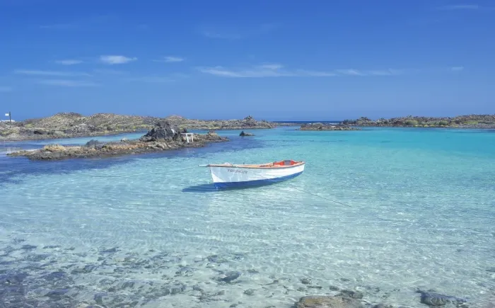 Framed Print : The clear waters of Isla de los Lobos, Fuerteventura, Canary Islands, Spain Framed Print : The clear waters of Isla de los Lobos, Fuerteventura, Canary Islands, Spain