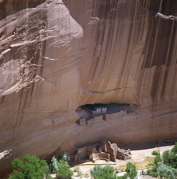 Cliff dwellings under the rock face in the Canyon de Chelly