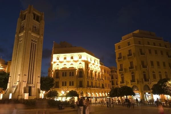Clock tower in Place d Etoile (Nejmeh Square) at night