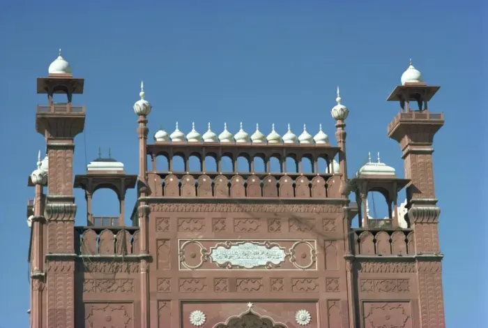 Framed Print : Close-up of domes and walls of the Badshahi mosque in Lahore Framed Print : Close-up of domes and walls of the Badshahi mosque in Lahore