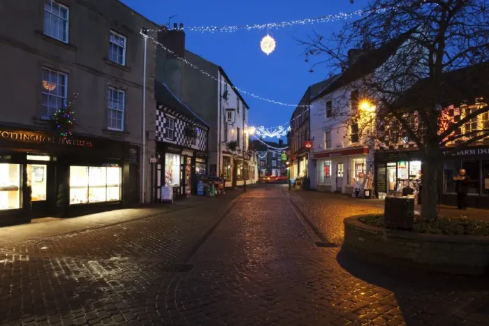 Framed Print : Cobbled Silver Street at Christmas, Knaresborough, North Yorkshire, Yorkshire, England, United Kingdom, Europe Framed Print : Cobbled Silver Street at Christmas, Knaresborough, North Yorkshire, Yorkshire, England, United Kingdom, Europe