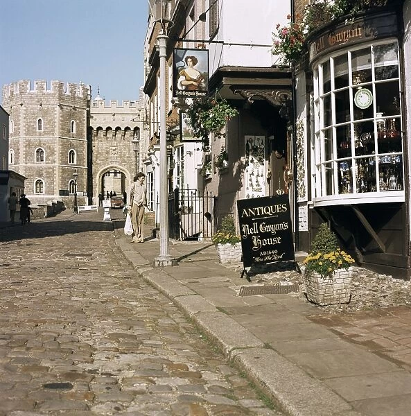 Cobbled street with view of castle, Windsor, Berkshire, England, United Kingdom, Europe