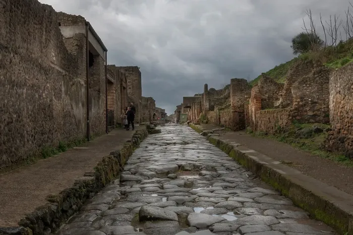Framed Print : A cobblestone street running through the centre of the Roman ruins of Pompeii, UNESCO, Campania, Italy Framed Print : A cobblestone street running through the centre of the Roman ruins of Pompeii, UNESCO, Campania, Italy