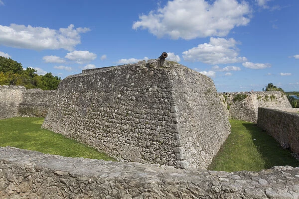 Colonial Cannon, Fort de San Felipe, founded 1725, Bacalar, Quintana Roo, Mexico, North America
