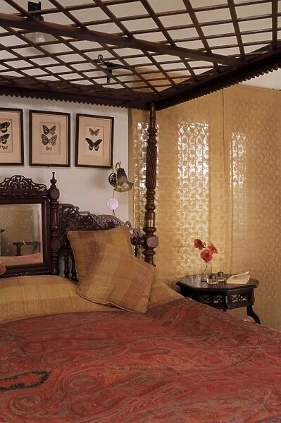 Colonial style bed and traditional chic blinds at window