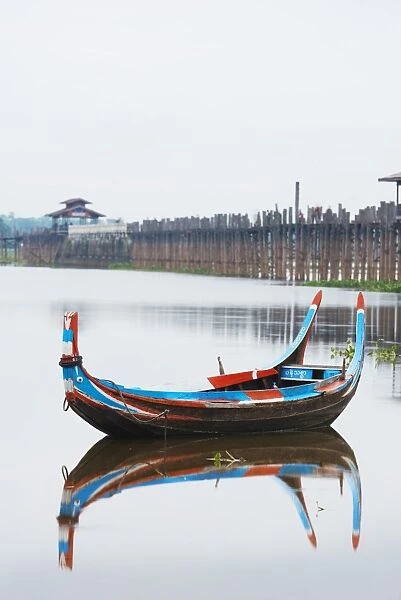 Colourful boat and U Bein Bridge on Taungthaman Lake, Amarapura, Mandalay, Myanmar (Burma), Asia
