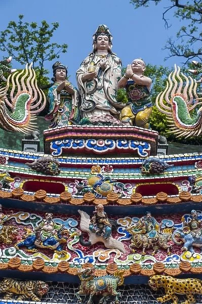 Colourful ornamented roof, Guandu Temple, Guandu, Taipeh, Taiwan, Asia