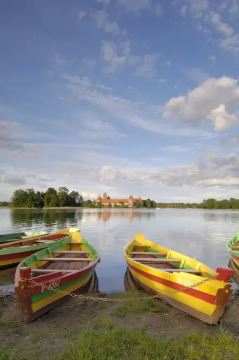 Framed Print : Colourful rowing boats and Trakai Castle Framed Print : Colourful rowing boats and Trakai Castle