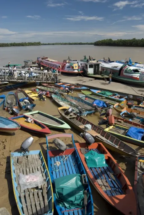Framed Print : Colourful sampans and river boats on the Rejang River at Sarakei, Sarawak