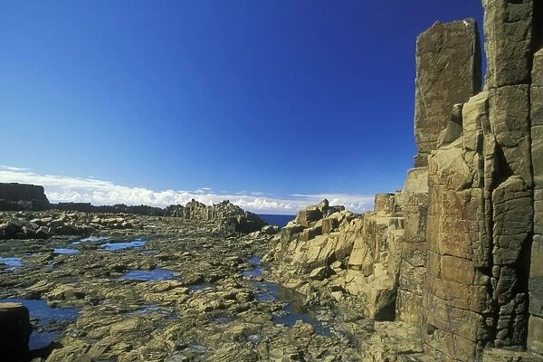 Columnar structures, created during cooling of basalt lava, near Bombo Beach