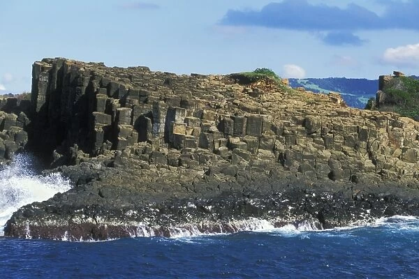 Columnar structures, created during cooling of basalt lava, near Bombo Beach