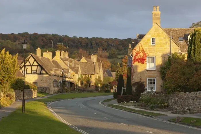 Framed Print : Cotswold cottages along High Street with Fish Hill behind, Broadway, Cotswolds, Worcestershire