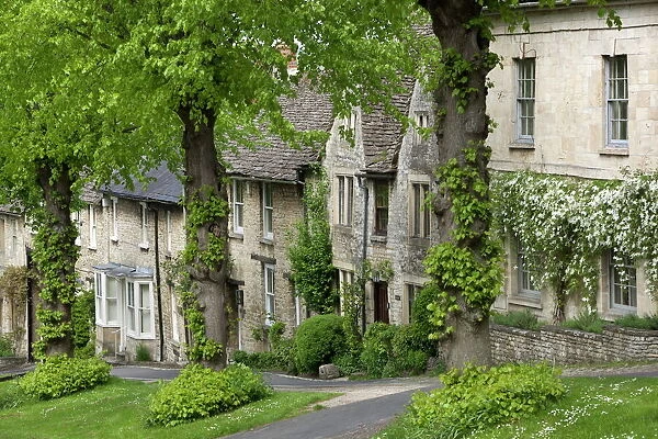 Cotswold cottages along The Hill, Burford, Oxfordshire, England, United Kingdom, Europe