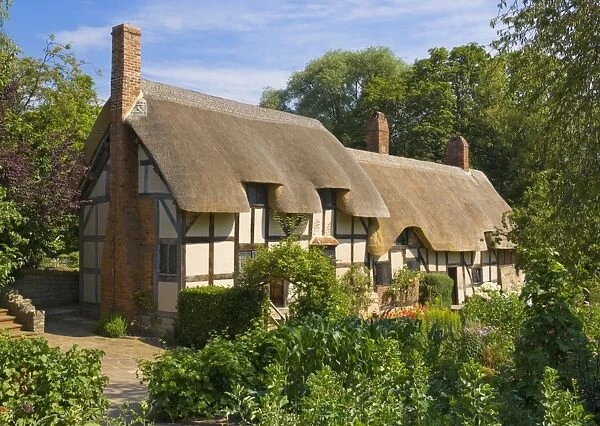 Cottage garden and Anne Hathaways thatched cottage, Shottery, near Stratford-upon-Avon