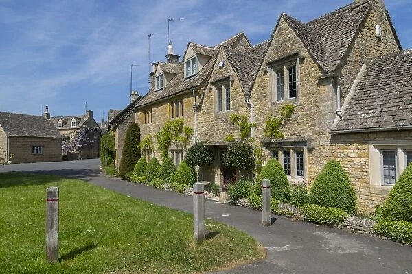 Cottages in Lower Slaughter, Cotswolds, Gloucestershire, England, United Kingdom, Europe