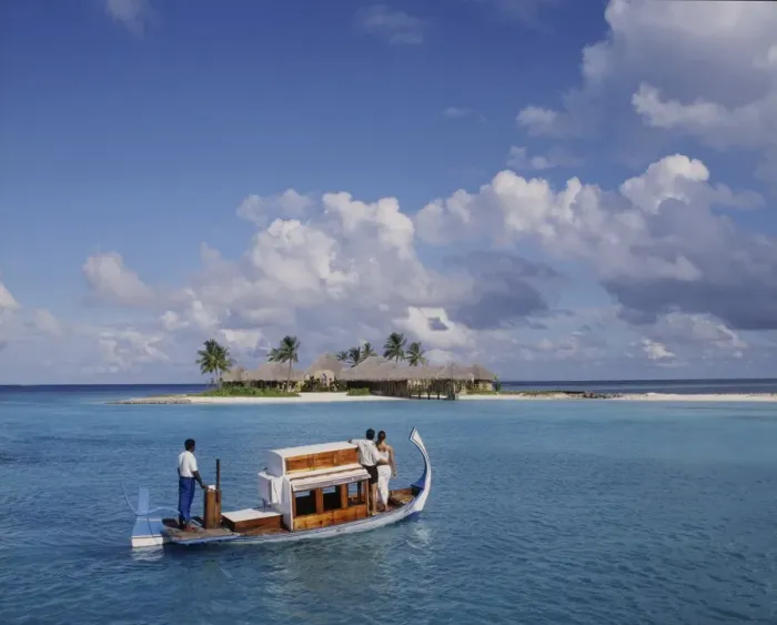 Framed Print : Couple ariving at the Four Seasons Spa in the Maldives, Indian Ocean, Asia Framed Print : Couple ariving at the Four Seasons Spa in the Maldives, Indian Ocean, Asia