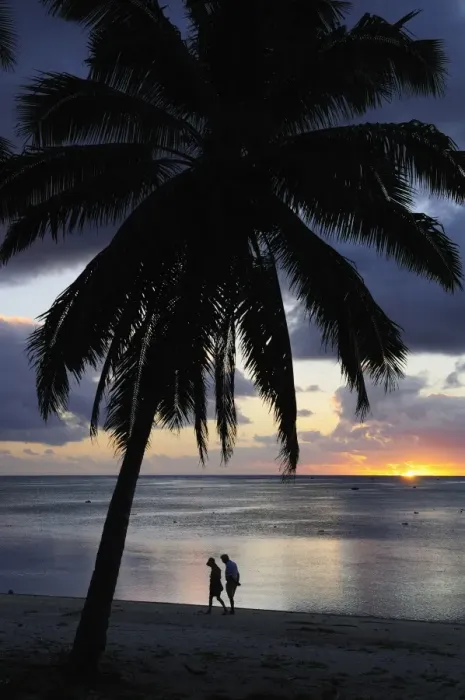 Framed Print : Couple walking on beach, Paradise Cove, Aitutaki, Cook Islands, South Pacific Ocean Framed Print : Couple walking on beach, Paradise Cove, Aitutaki, Cook Islands, South Pacific Ocean