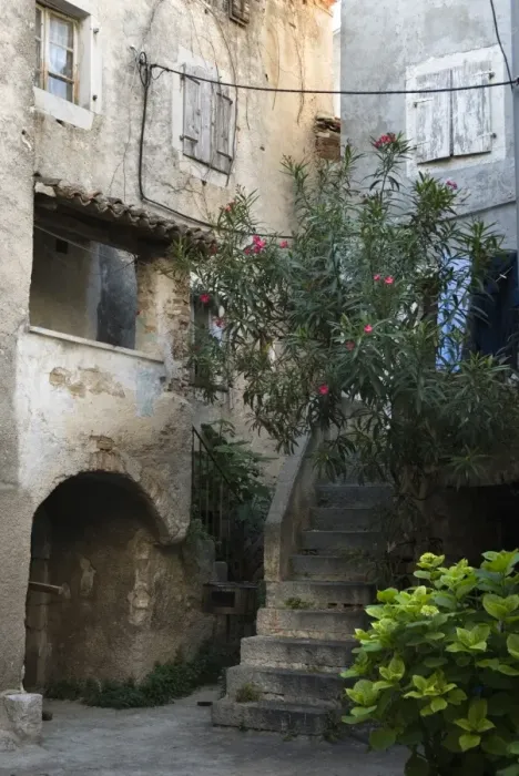 Framed Print : Courtyard in back alleyway of old town, Cres Town, Cres Island, Kvarner Gulf, Croatia, Europe Framed Print : Courtyard in back alleyway of old town, Cres Town, Cres Island, Kvarner Gulf, Croatia, Europe