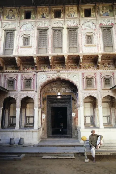 Framed Print : Courtyard of a fresco painted old merchants haveli (mansion) Framed Print : Courtyard of a fresco painted old merchants haveli (mansion)