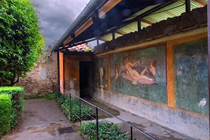 Framed Print : A courtyard fresco in the Roman ruins of Pompeii, UNESCO, Campania, Italy