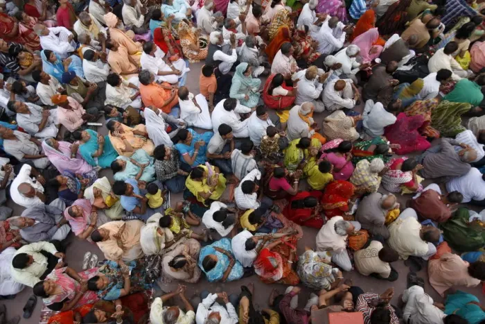 Framed Print : Crowd waiting for the aarti ceremony on Har-ki-Pauri ghat in Haridwar, Uttarakhand, India Framed Print : Crowd waiting for the aarti ceremony on Har-ki-Pauri ghat in Haridwar, Uttarakhand, India
