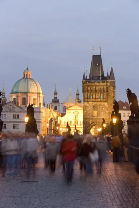 Framed Print : Crowds on the Charles Bridge, with the dome of the Church of St. Francis Framed Print : Crowds on the Charles Bridge, with the dome of the Church of St. Francis