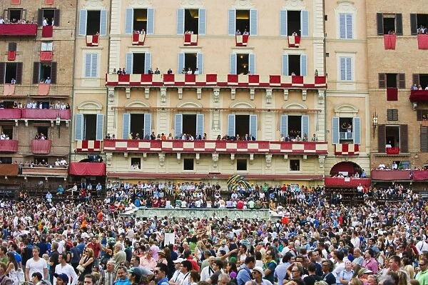 Crowds at El Palio horse race festival, Piazza del Campo, Siena, Tuscany, Italy, Europe