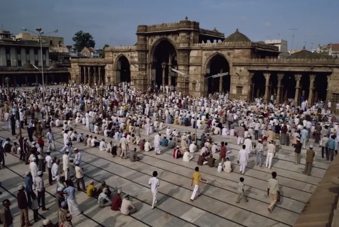 Framed Print : Crowds gather for a Muslim festival at the Jama Masjid Mosque, Ahmedabad Framed Print : Crowds gather for a Muslim festival at the Jama Masjid Mosque, Ahmedabad