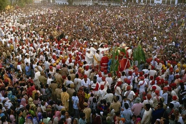 Crowds gathering to see a performance of the Ramlilla, Varanasi, Uttar Pradesh state