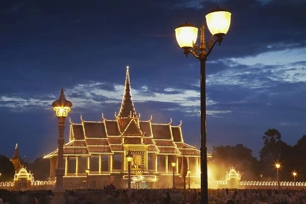 Crowds mourning the late King Sihanouk outside Chan Chaya Pavilion of Royal Palace at dusk, Phnom Penh, Cambodia, Indochina, Southeast Asia, Asia