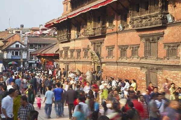 Crowds outside Patan Museum, Durbar Square, Patan, UNESCO World Heritage Site, Kathmandu, Nepal, Asia