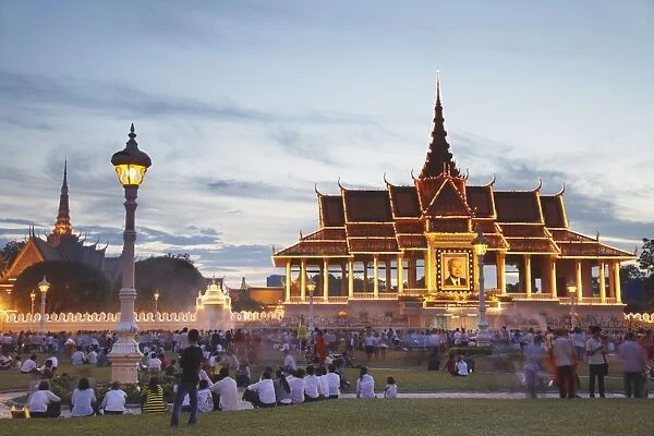 Crowds outside Royal Palace at dusk, Phnom Penh, Cambodia, Indochina, Southeast Asia, Asia