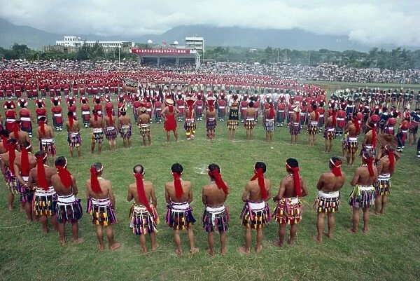 Crowds of people from the Hwalien tribes in traditional