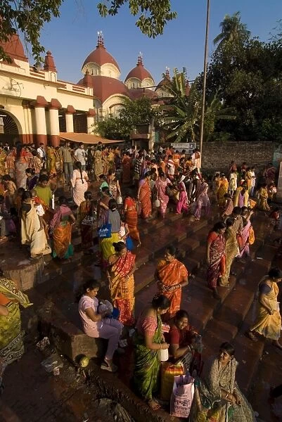 Crowds of people in front of Kali Temple, Kolkata, West Bengal, India, Asia
